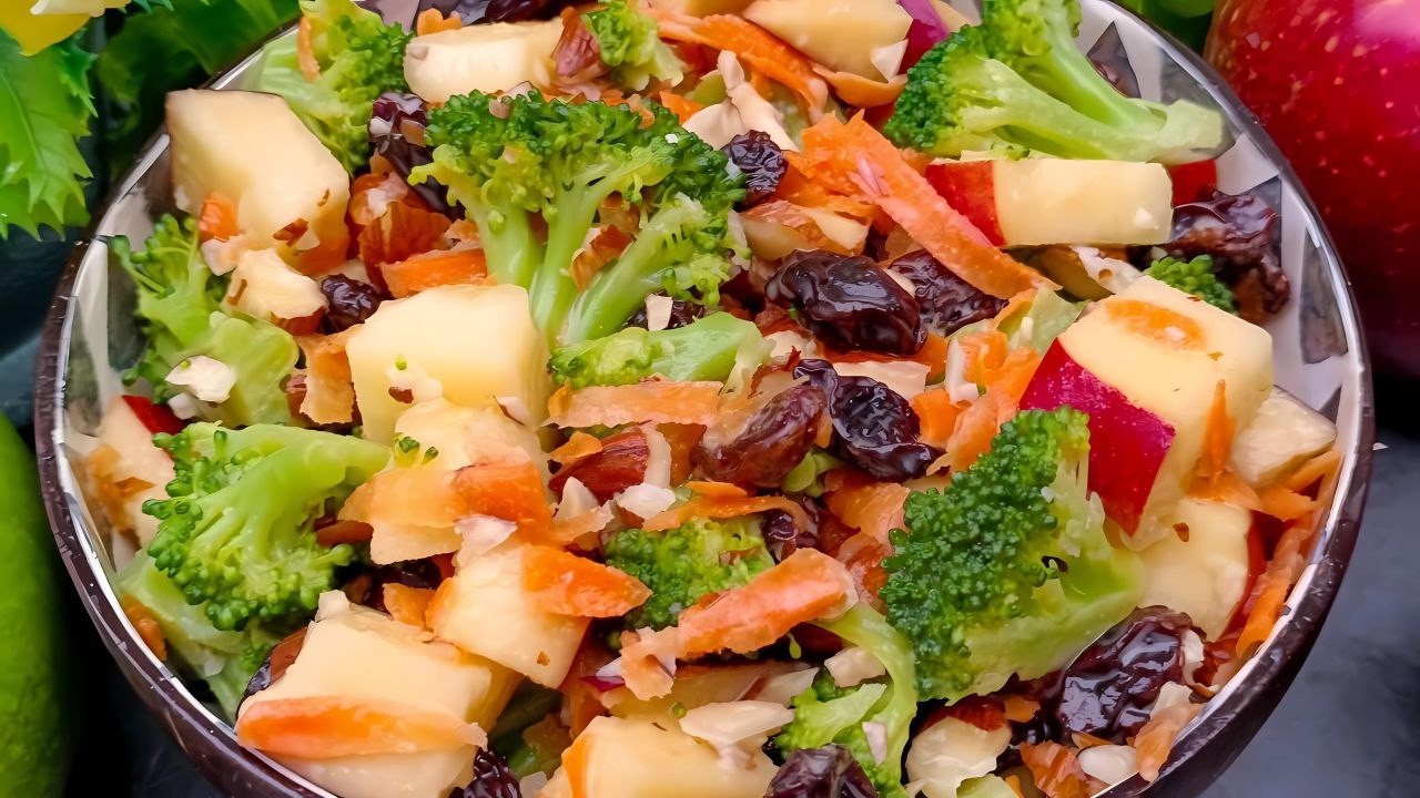 Esta ensalada cremosa de brócoli con zanahoria está conquistando a todos por lo fácil y deliciosa 🥕
