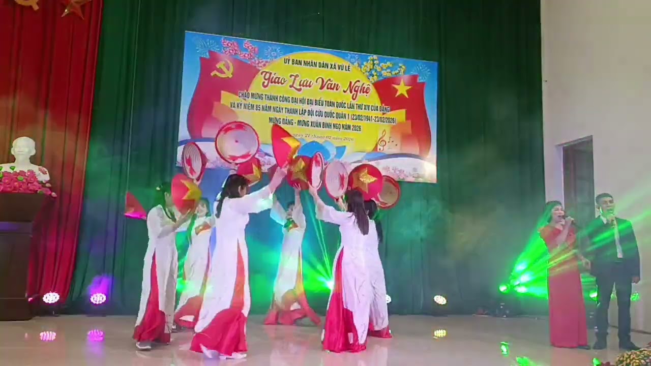 Song ca và tốp múa thôn Thống Nhất: Đất nước tình yêu.