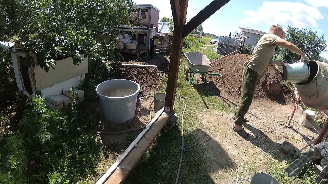 Стены теплицы дошли до дома