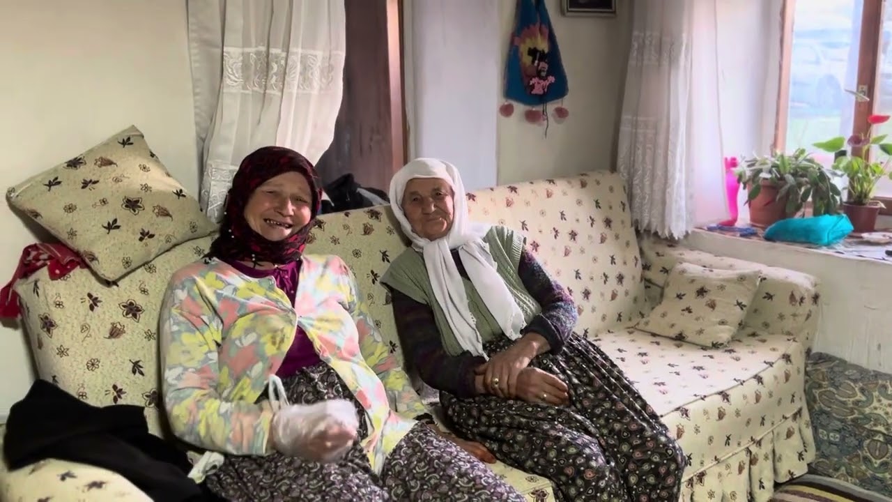 Hafta sonu köye aniden gittim. Ananemle sohbet ederken Süper kadın geldi. Eline bakın
