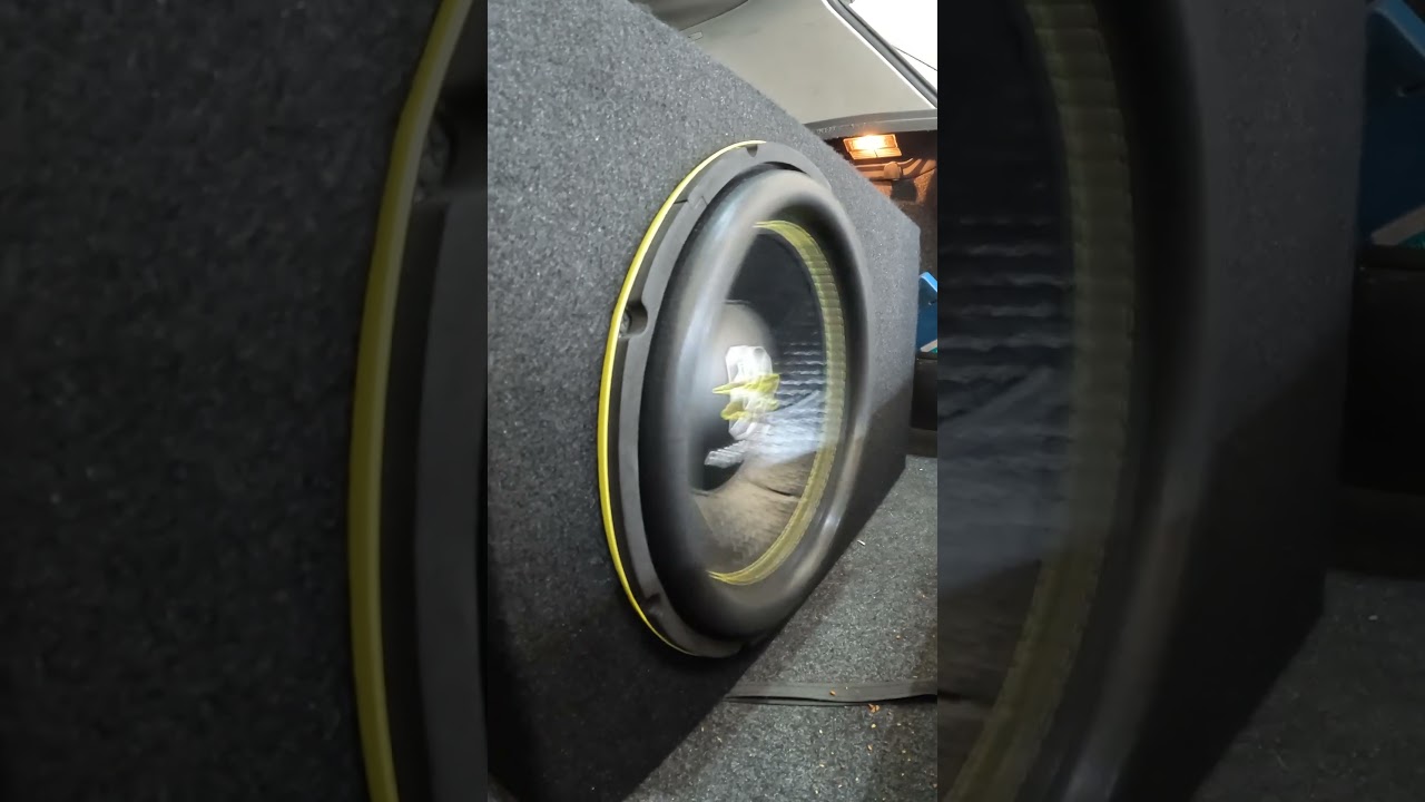 Ground Zero Sub GZIW 12XSPL-D2 In Vw Golf