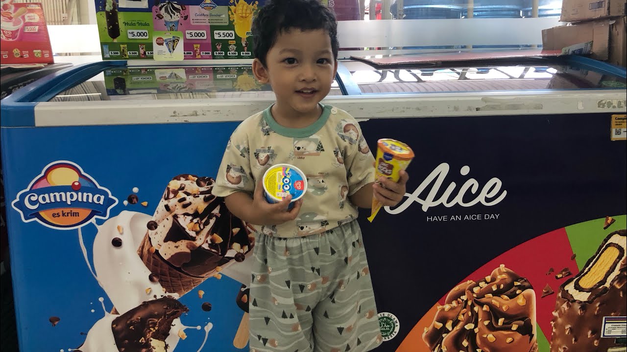 SERU BERMAIN BOLA, MEMBELI BANYAK ES KRIM COKLAT, ICE CREAM MINION, ES KRIM CHIKI ES KRIM STRAWBERRY