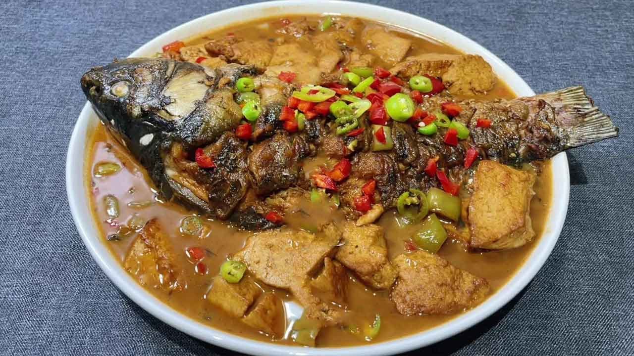 千炖豆腐万炖鱼，鲤鱼烧豆腐这样做太好吃了，鱼肉鲜嫩不腥豆腐入味【超子美食】