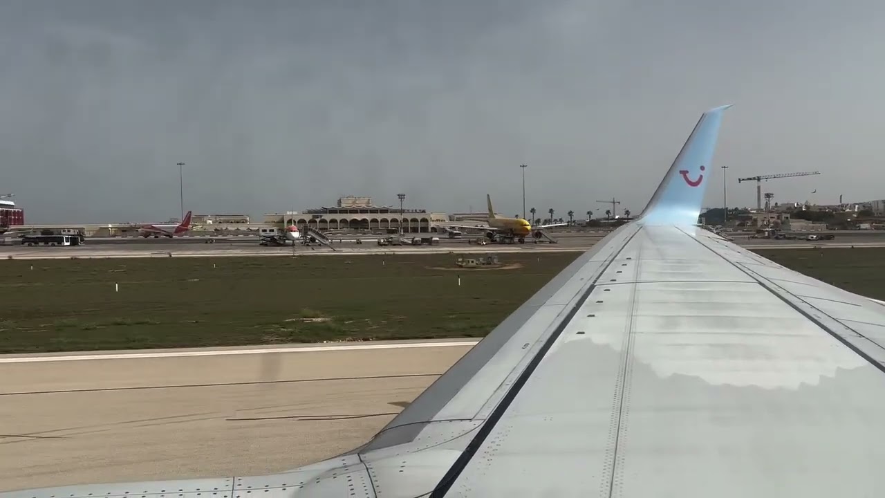 TUI 737-800 landing  into Malta International Airport