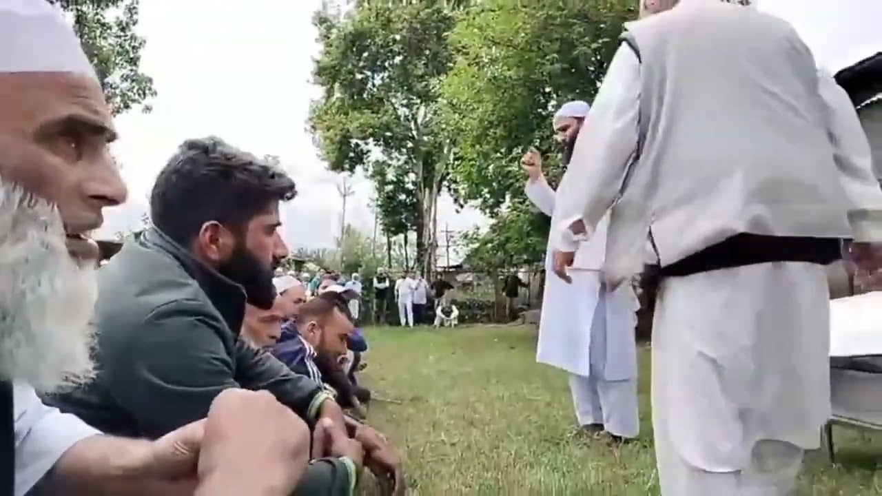 Maulana Abdul Aziz Qureshi speaking at the Janaza (funeral) of the young boy, Faizan Manzoor Qadri.
