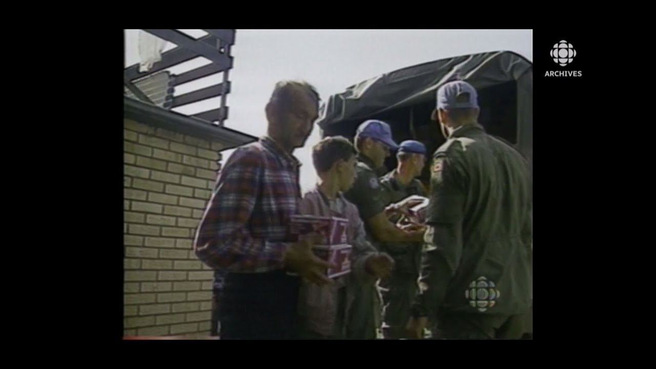En 1995, des casques bleus canadiens en Bosnie viennent en aide à la population