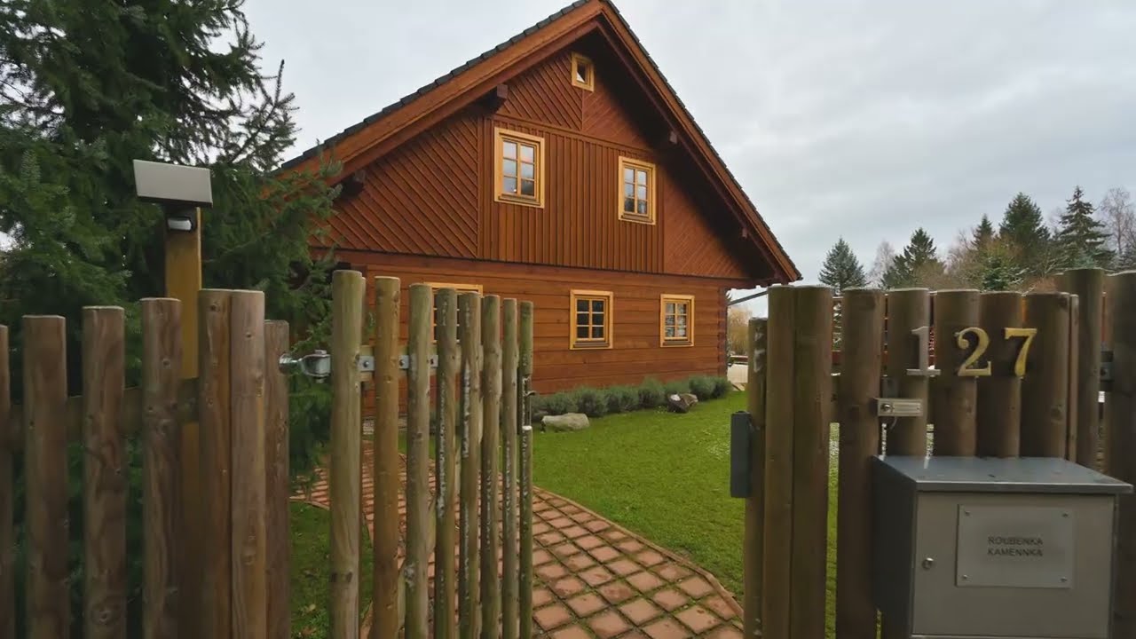 PRODEJ ROUBEN&Eacute; CHALUPY 194 M2, POZEMEK 1001 M2, V&Iacute;TĚZ OCENĚN&Iacute; AMAZING PLACES