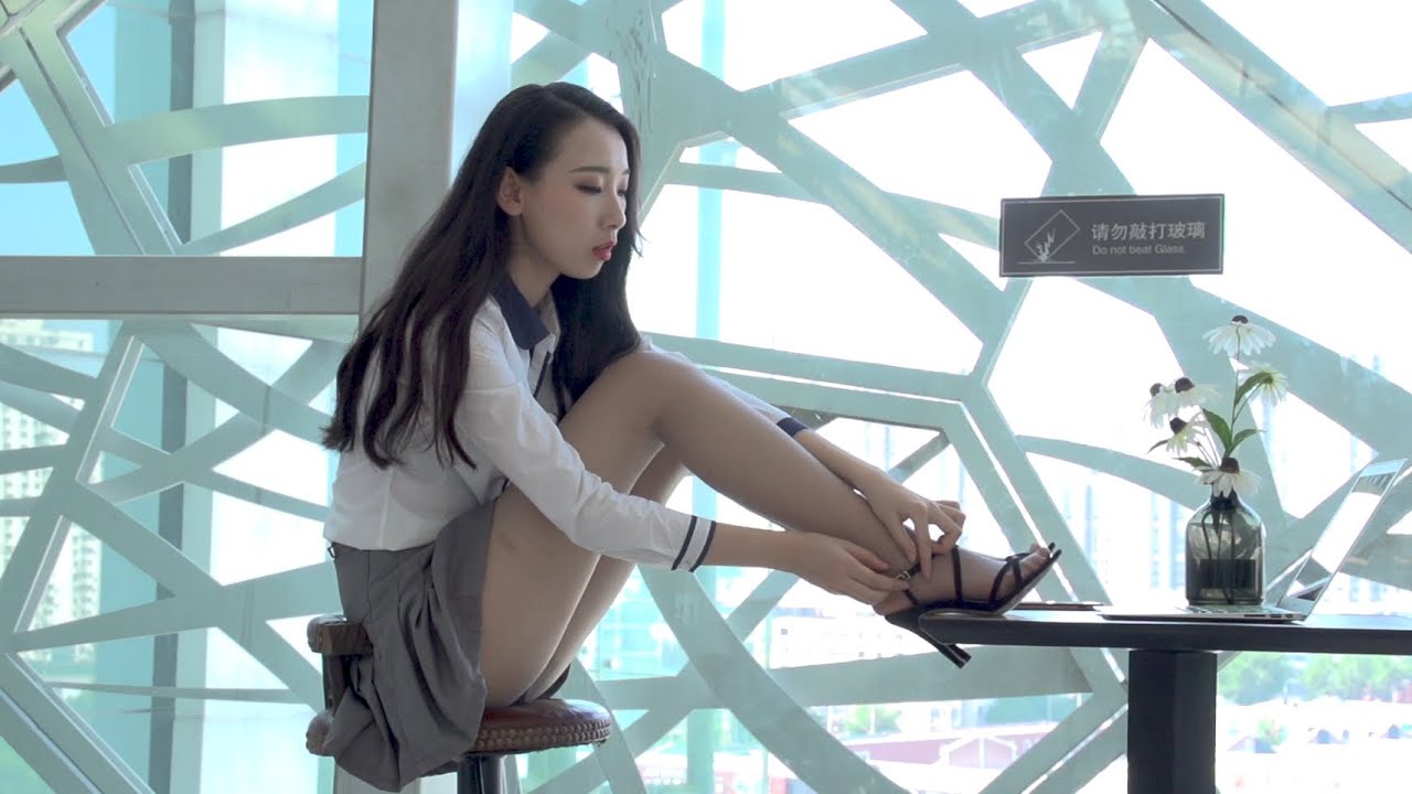 ligui麗櫃 短裙絲襪美腿職場新秀 A workplace newcomer with beautiful legs in a short skirt and stockings.