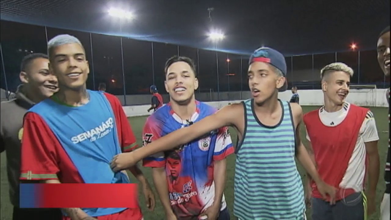Música e futebol: Mc's do funk fazem pelada fora das pistas