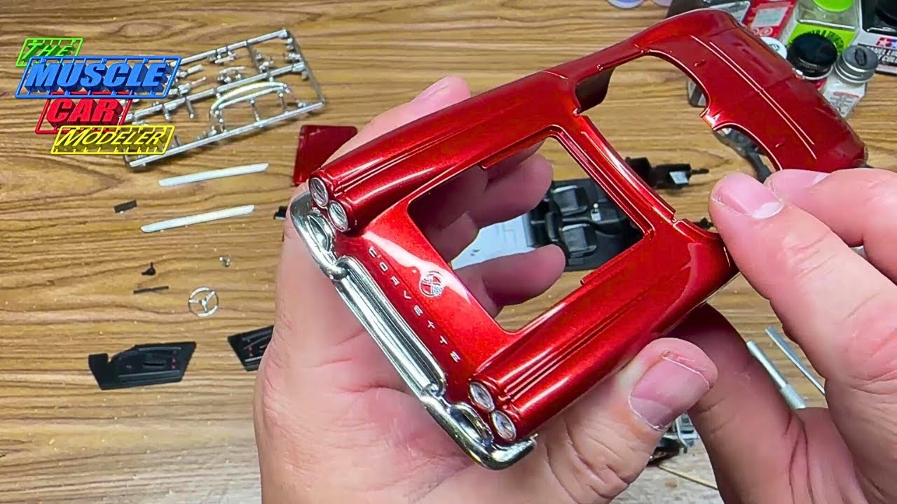 Кузов и шасси модели Revell Chevrolet Corvette 1962 года выпуска собраны.