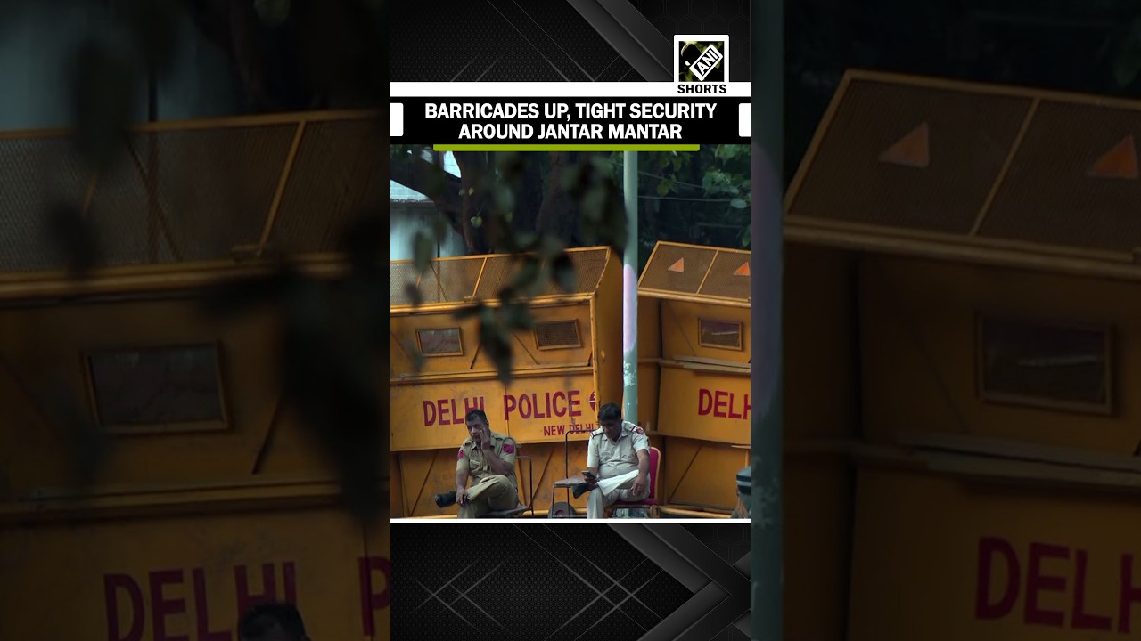 Delhi Police deploy heavy security around Jantar Mantar; Barricades up at Janpath, Tolstoy Marg!!