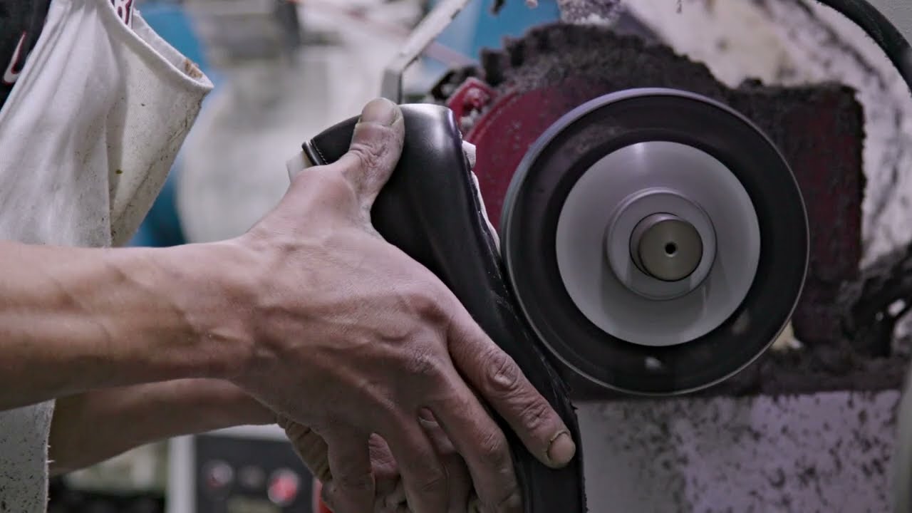 La linea di montaggio in una fabbrica di calzature da donna