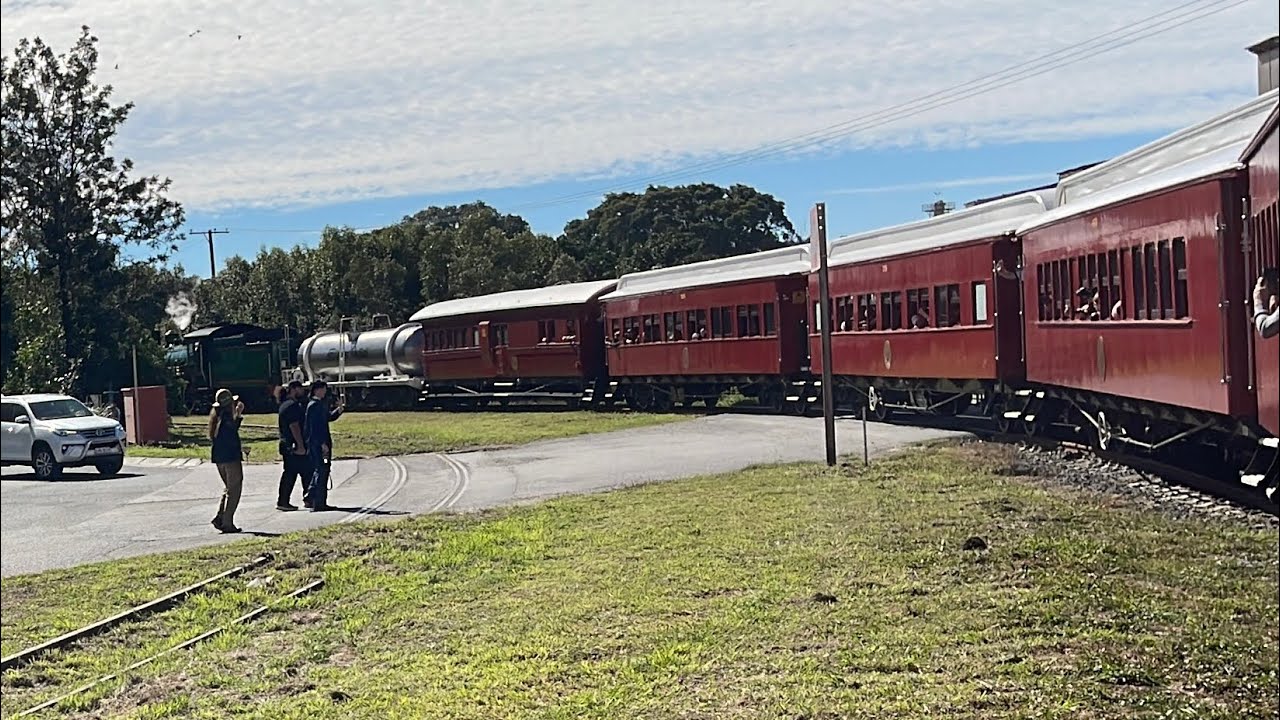 Trains in Brisbane: Steam train from Doomben/Pinkenba to Indooroopilly. QR 160th