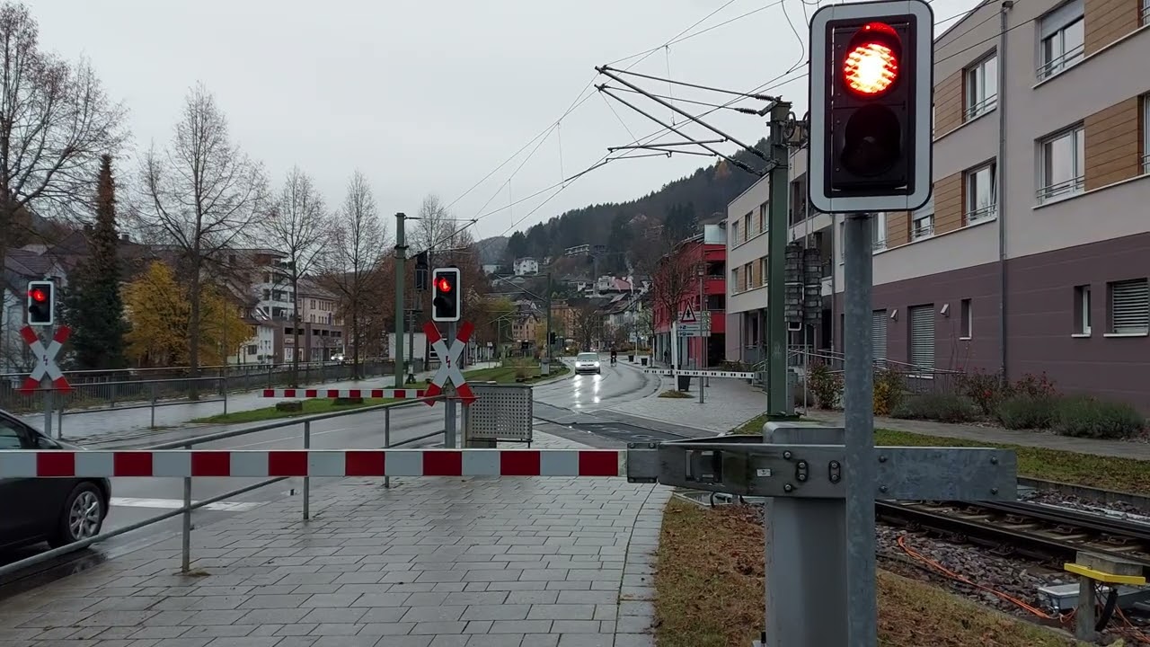 Bahn&uuml;bergang 4-Schranken & Andreaskreuz Bad Wildbad mit Sound [November 2025]