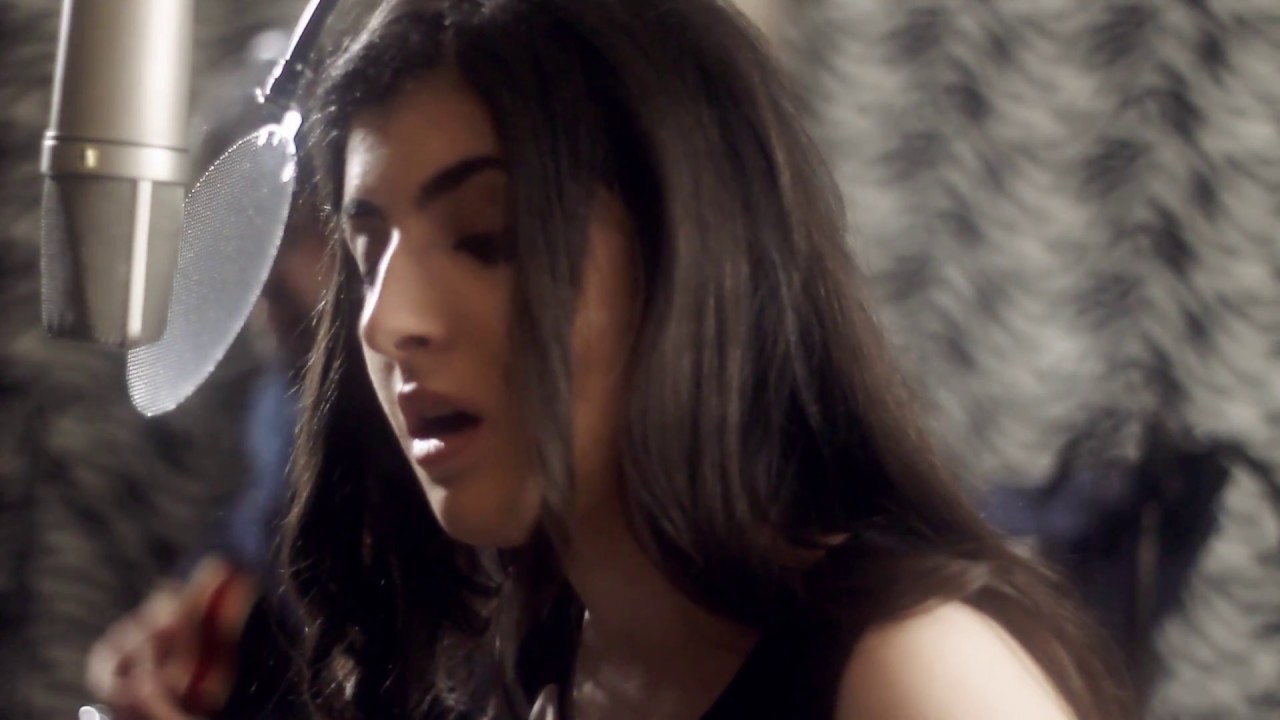 ALI VILA - I Need A Glow (Original) LIVE