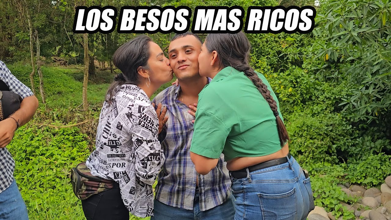 Dos mujeres lo besan con pasion.