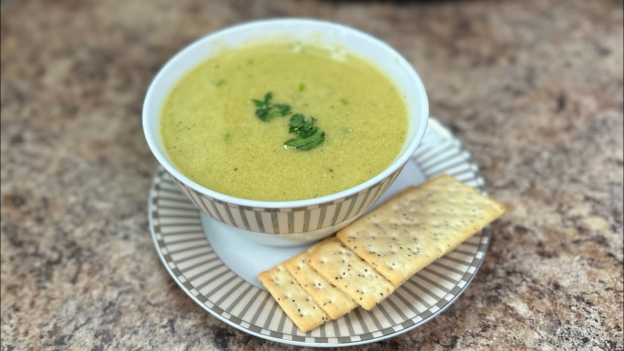 Savourez la Rapidit&eacute;⏱️: Recette de Potage au Poulet et L&eacute;gumes &agrave; la Port&eacute;e de Tous🍲😋