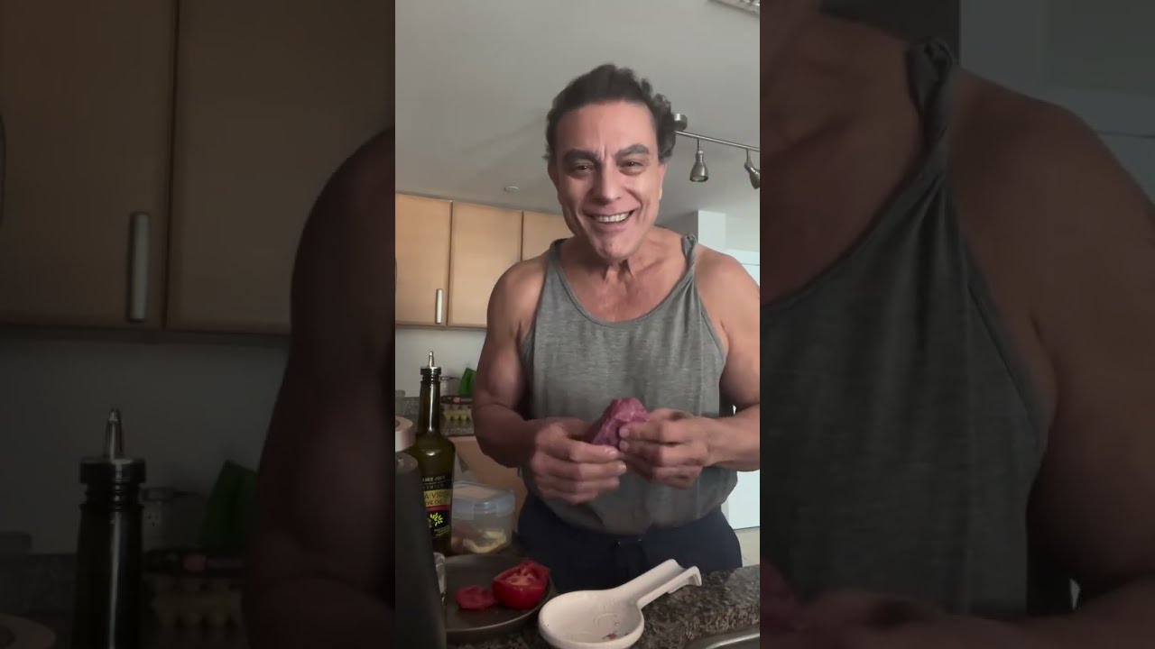 Osvaldo Rios haciendo su merienda