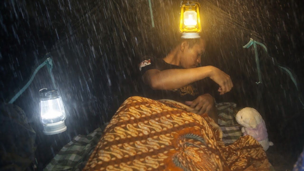 💯Malam Hujan di Dalam Tenda🏕️ Ditemani Lampu Hangat yang Menenangkan!