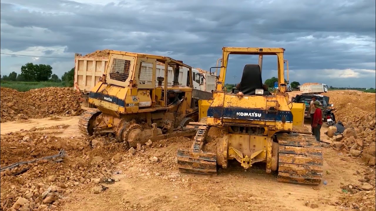 Funny Bulldozer Broken Chain Track Pull Out Dozer With Soil Equipment Heavy Truck Spread