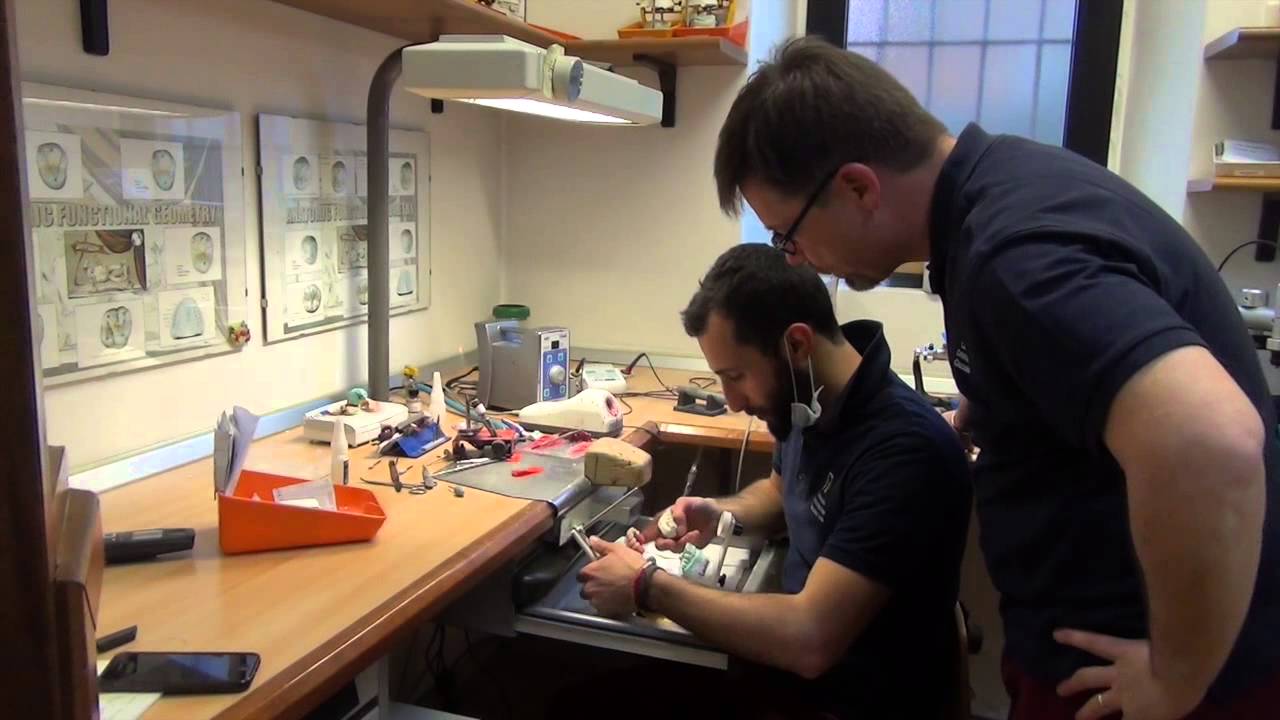 L'artigiano che disegna denti in 3D