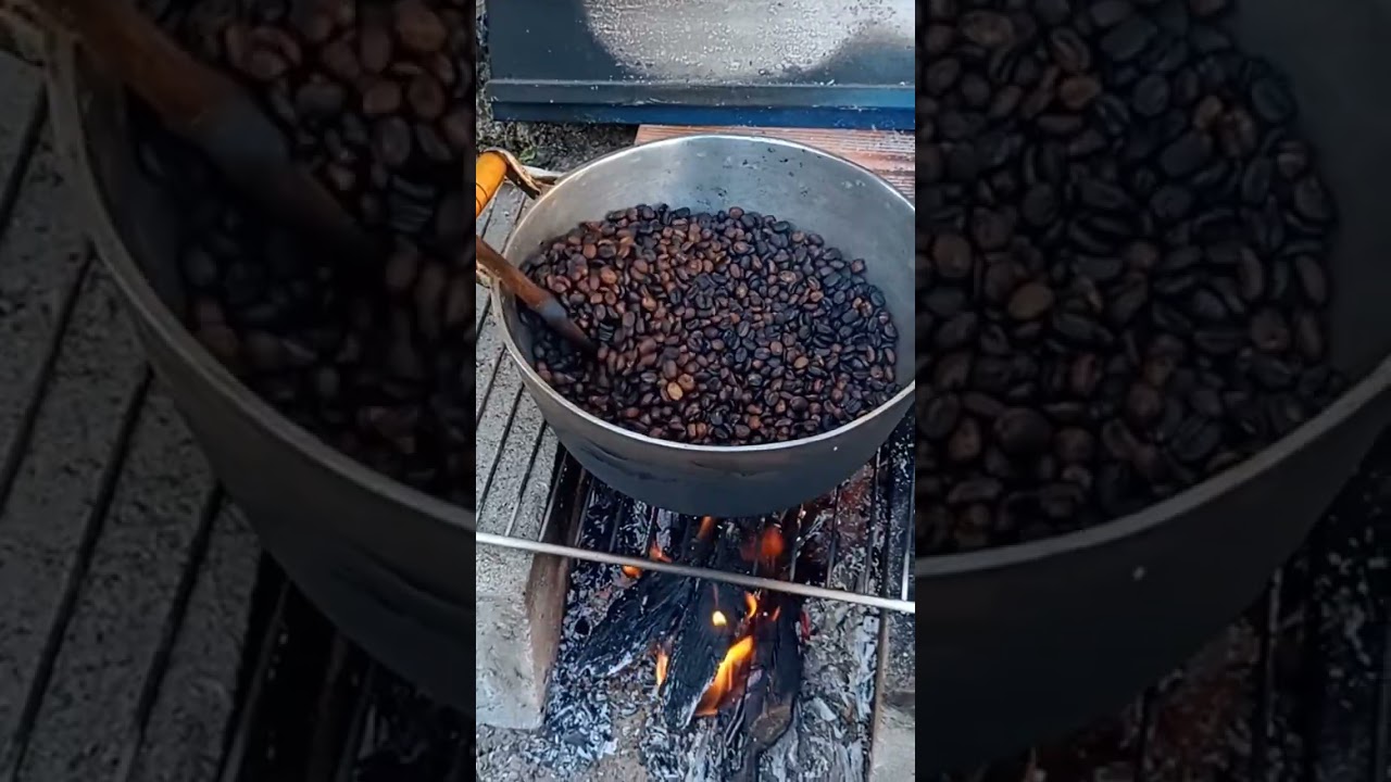 #torrando #caf&eacute; #panela #fogo #ch&atilde;o ☕🤤😋.