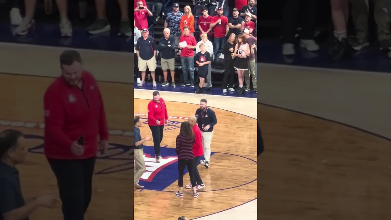 Remembering the 2001 University of Arizona men’s basketball team at halftime on 2/7/2026. 