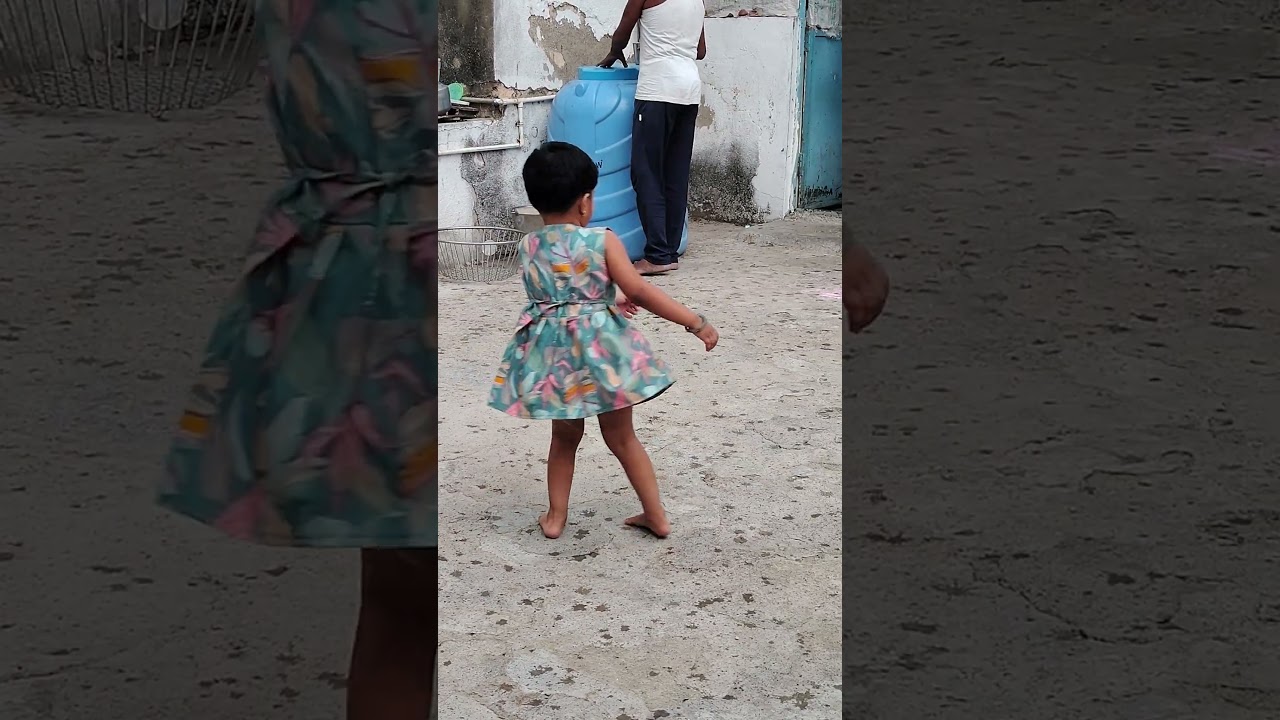 परीला पावसात ओल होईला कशी मज्जा येते पहा ❤️🥰#cutebaby #public #viralvideo #shorts #rain #funny