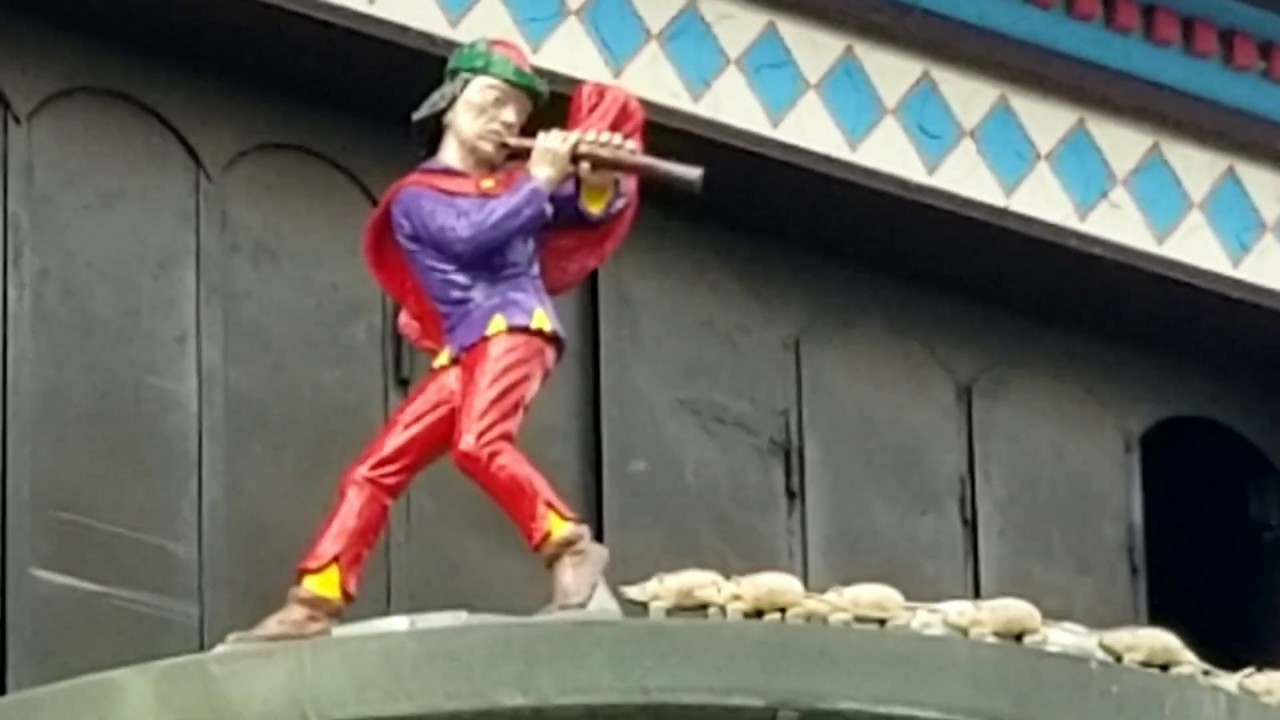 Glockenspiel at Bavarian Inn Frankenmuth. Legend of The Pied Piper: Full Show.