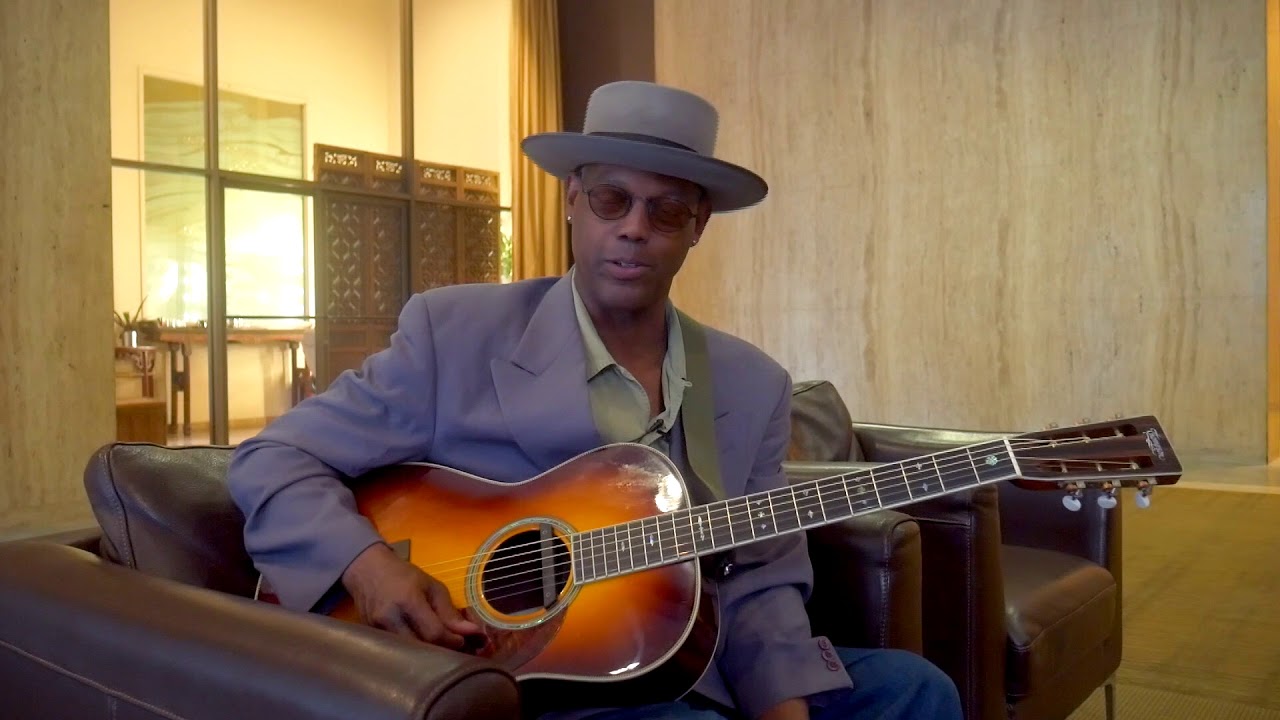 Eric Bibb with his Thompson 12 Fret 000