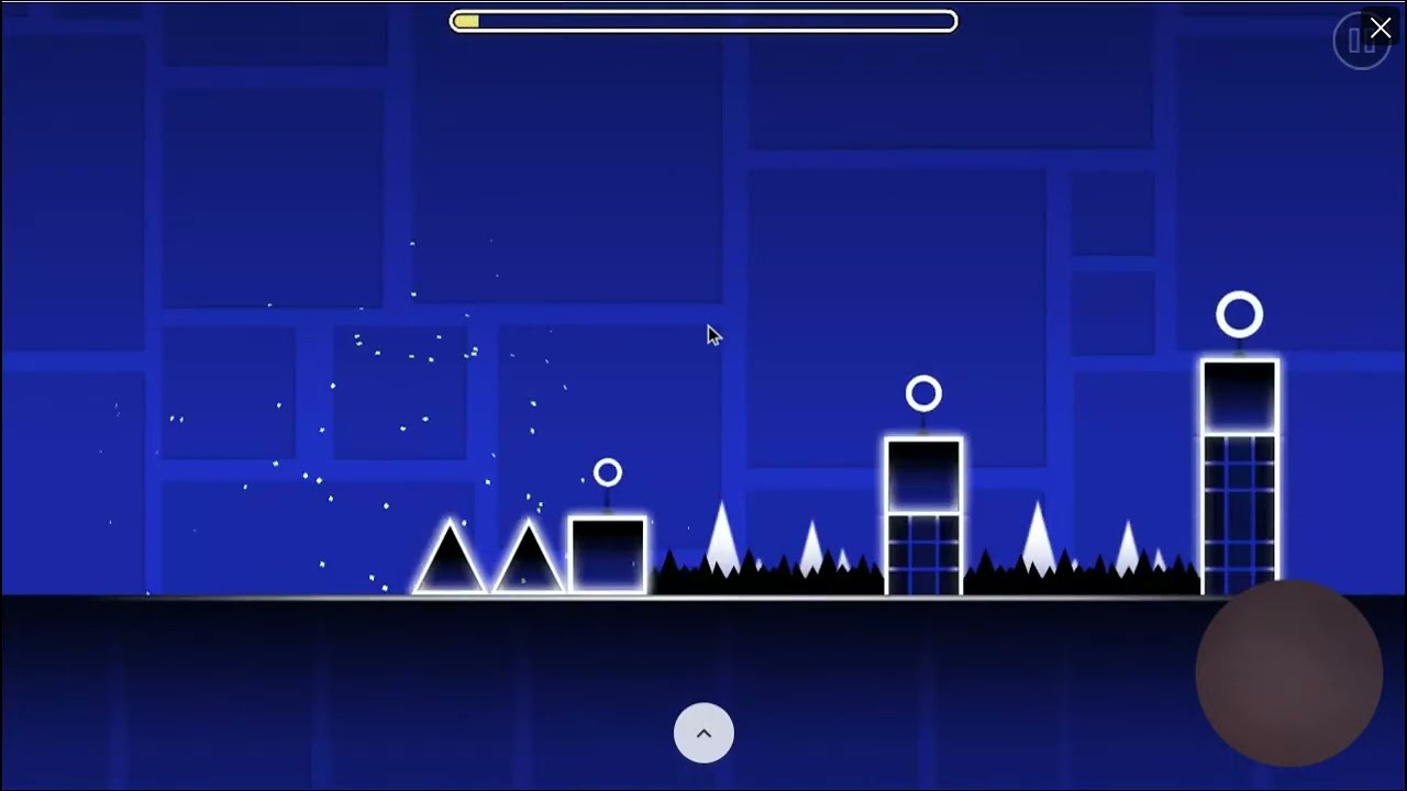 Playing geometry dash Stereo Madness.