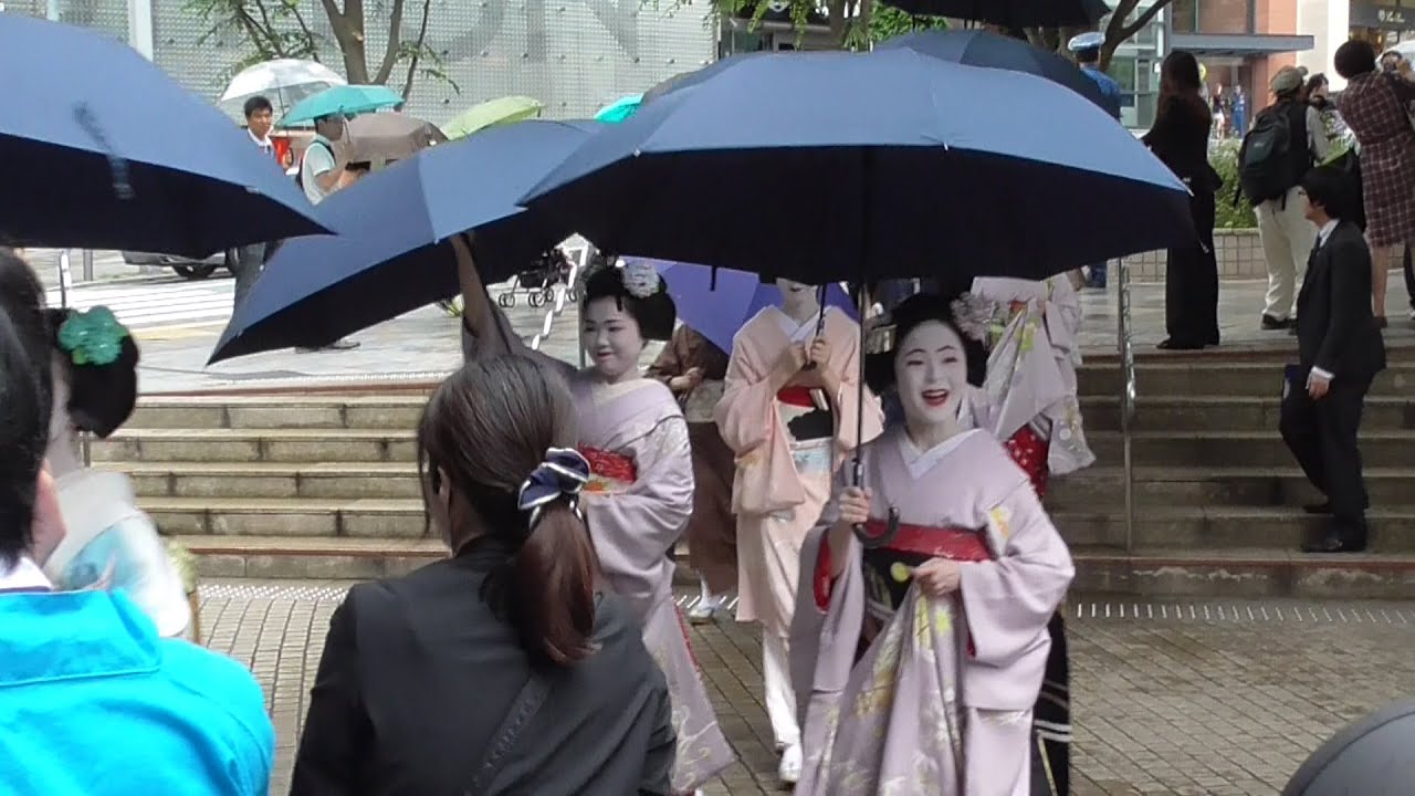 「京の夏の旅」40回記念特別イベント　東京に来られた京都の舞妓さん、芸妓さん　 Maiko came to Tokyo　（サムネイル画像は、祇園甲部の佳つ雛さん、上七軒の梅ちえさんのお二人の舞妓さん）