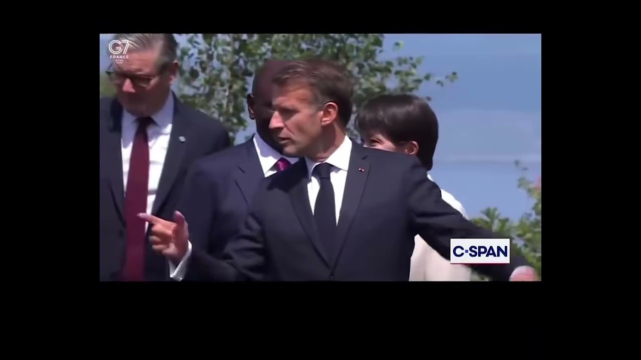 Trump starts wandering off in the wrong direction after a G7 photo 😮