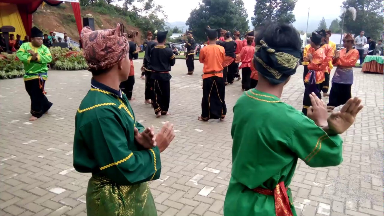 Penampilan budaya lokal Randai klosal dalam rangka ulang tahun kabupaten solok