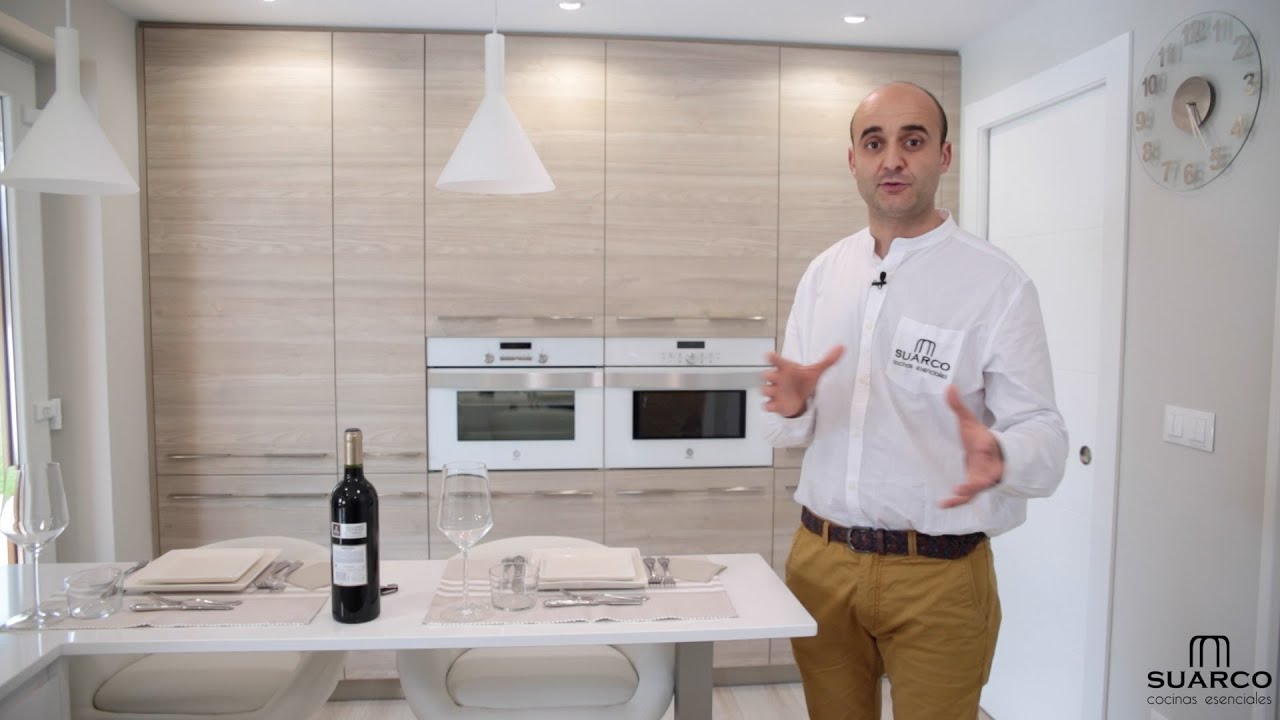 Video de Cocina  moderna blanca con madera y encimera de silestone blanco Zeus