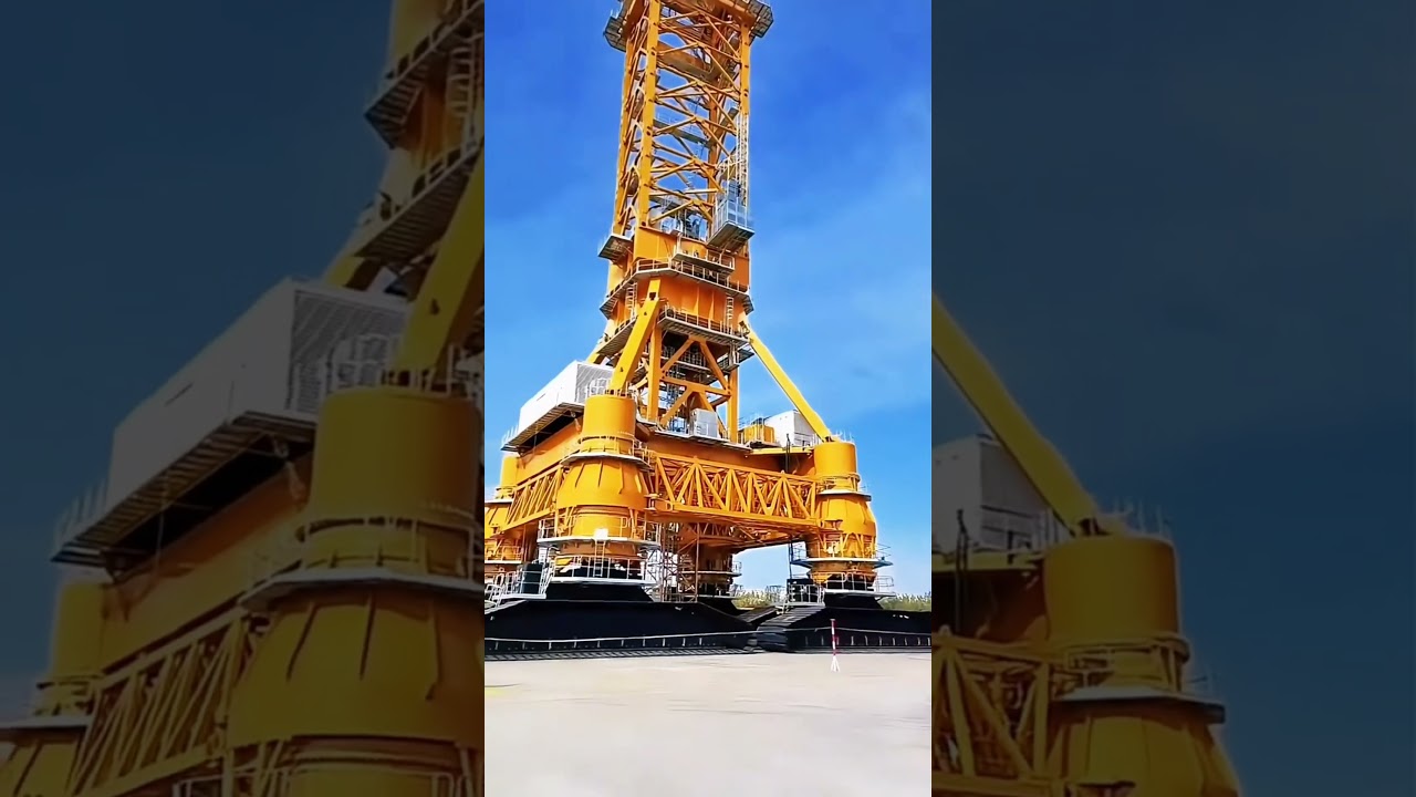 Tower Crane With CRAWLER TRACKS ‼️‼️ Have You Seen It Before⁇ | Cranepedia | #Shorts #Viral