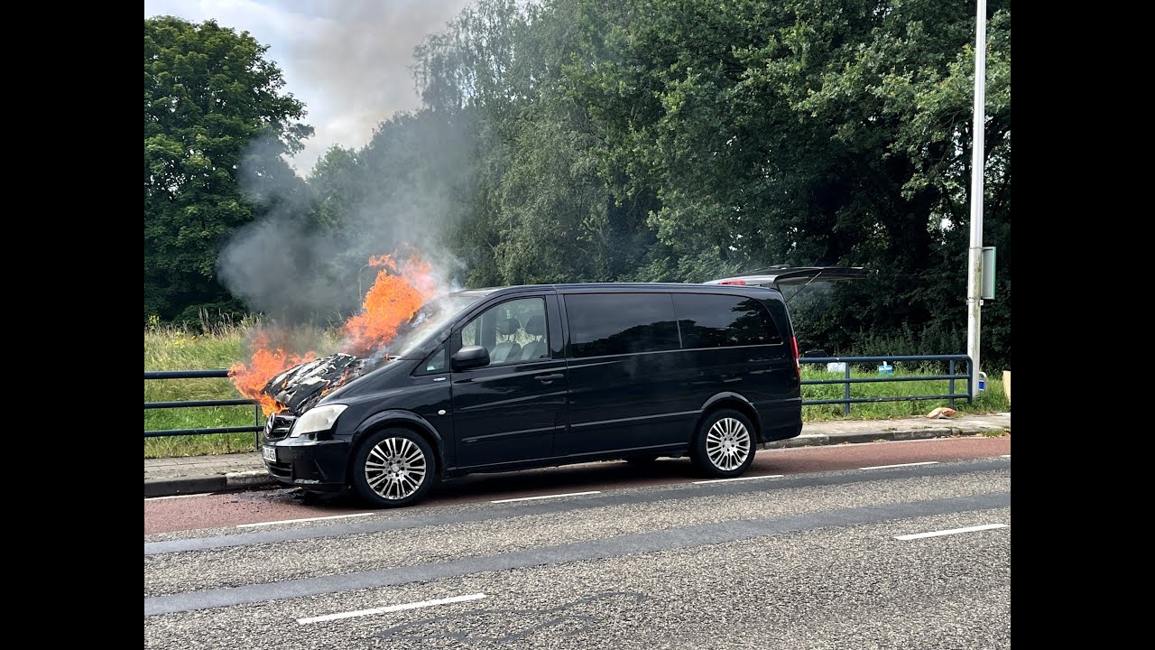 Bestelbus vliegt in brand op Europaweg: inzittenden ongedeerd
