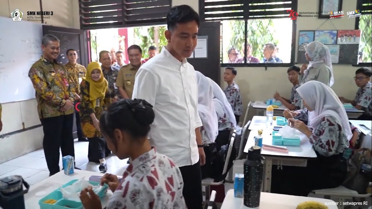 Wapres Gibran meninjau Makan Bergizi Gratis di SMKN 3 Tangerang