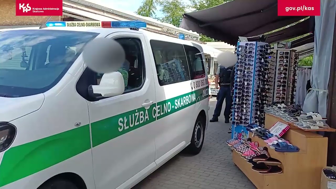 Akcja celnik&oacute;w na bazarze w Słubicach. Zatrzymano podrabiane buty