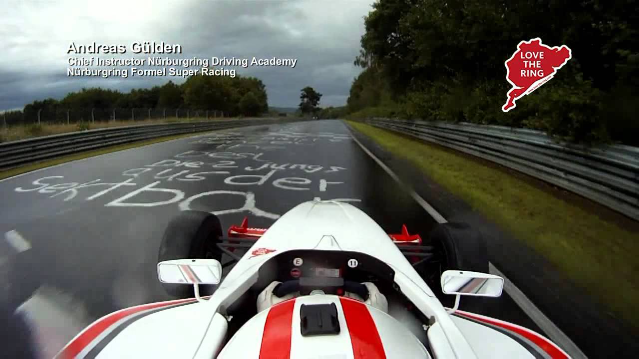 NÜRBURGRING Formel-Fahrzeug auf nasser Nordschleife
