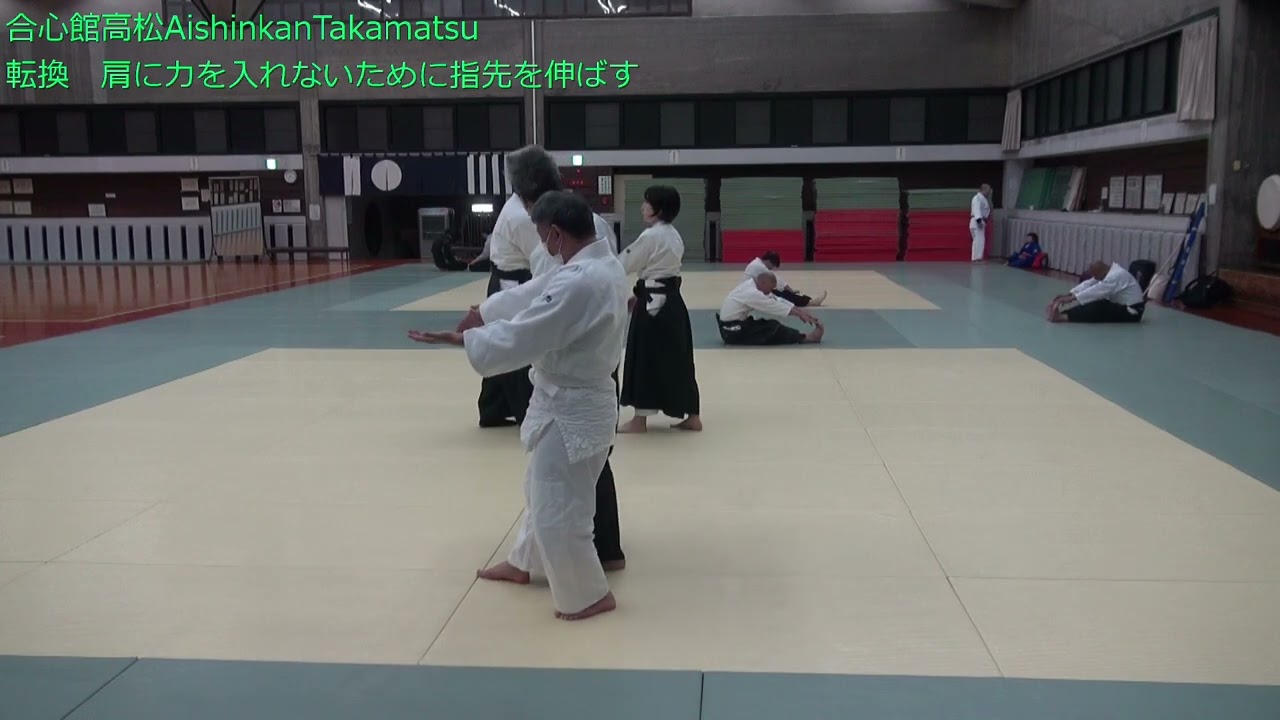 転換肩に力を入れないために指を伸ばす