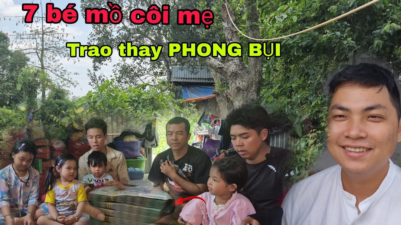 Thay mặt PHONG BỤI trao số tiền c&ograve;n lại của chiến dịch cho gia đ&igrave;nh 7 b&eacute; mồ c&ocirc;i mẹ .