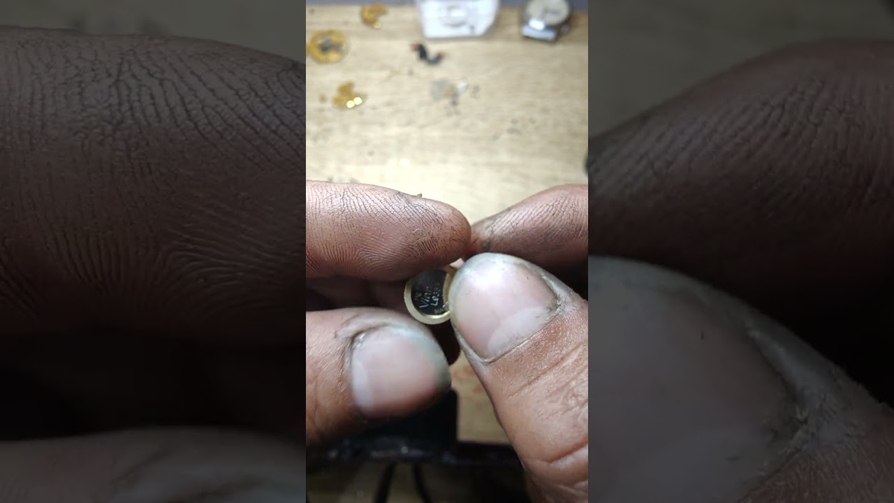 Ricoh 570 thay kính saphia thay pin lớn ko chạy.thay pin nhỏ lại chạy