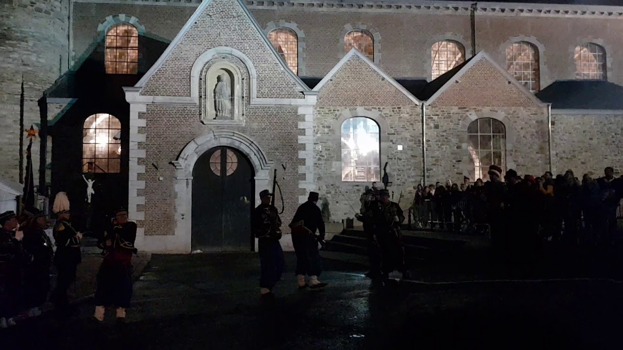 Marche Septenale Saint Feuillen Fosses-la-Ville 2019 41 Feu de file à la collégiale les Congolais