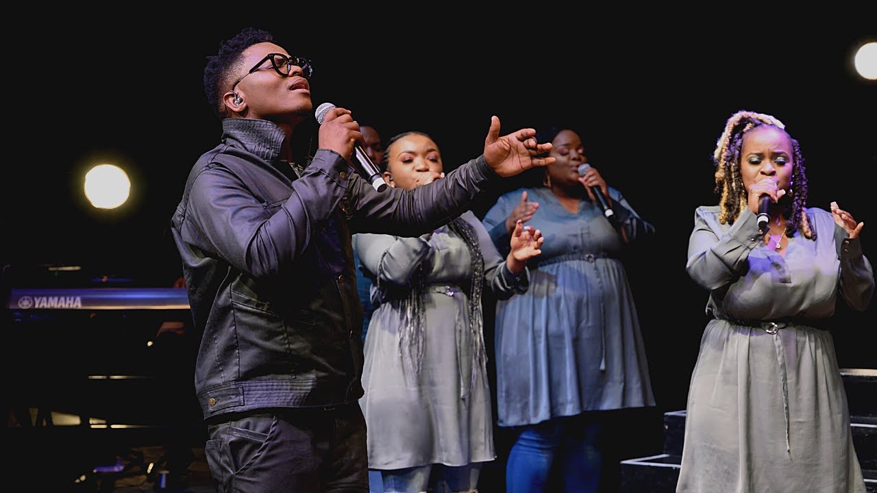 Ayanda Ntanzi - Ngiyathandwa (Live)