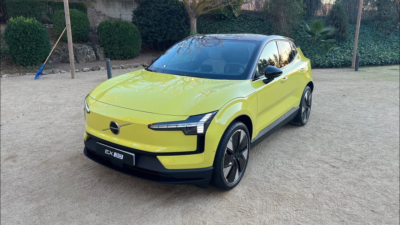 Volvo EX30 Twin Engine Ultra | Moss Yellow | Mist interior