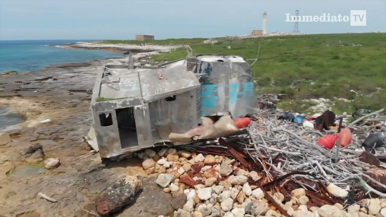 PIANOSA, L'ISOLA ABBANDONATA E INVASA DA RIFIUTI