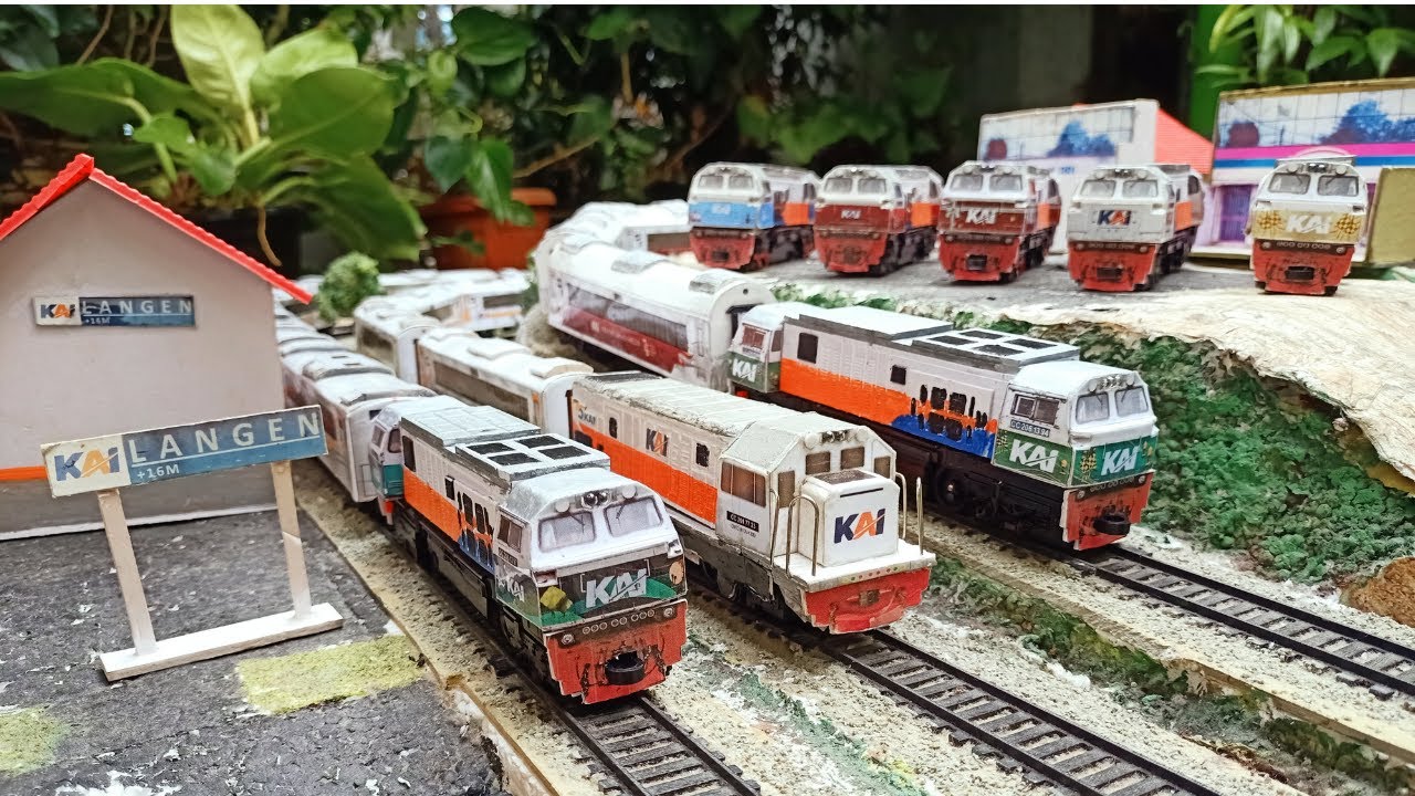 3 Kereta api mainan gerbong panjang cc206 & cc201 berputar saling menabrak hingga anjlok & terguling