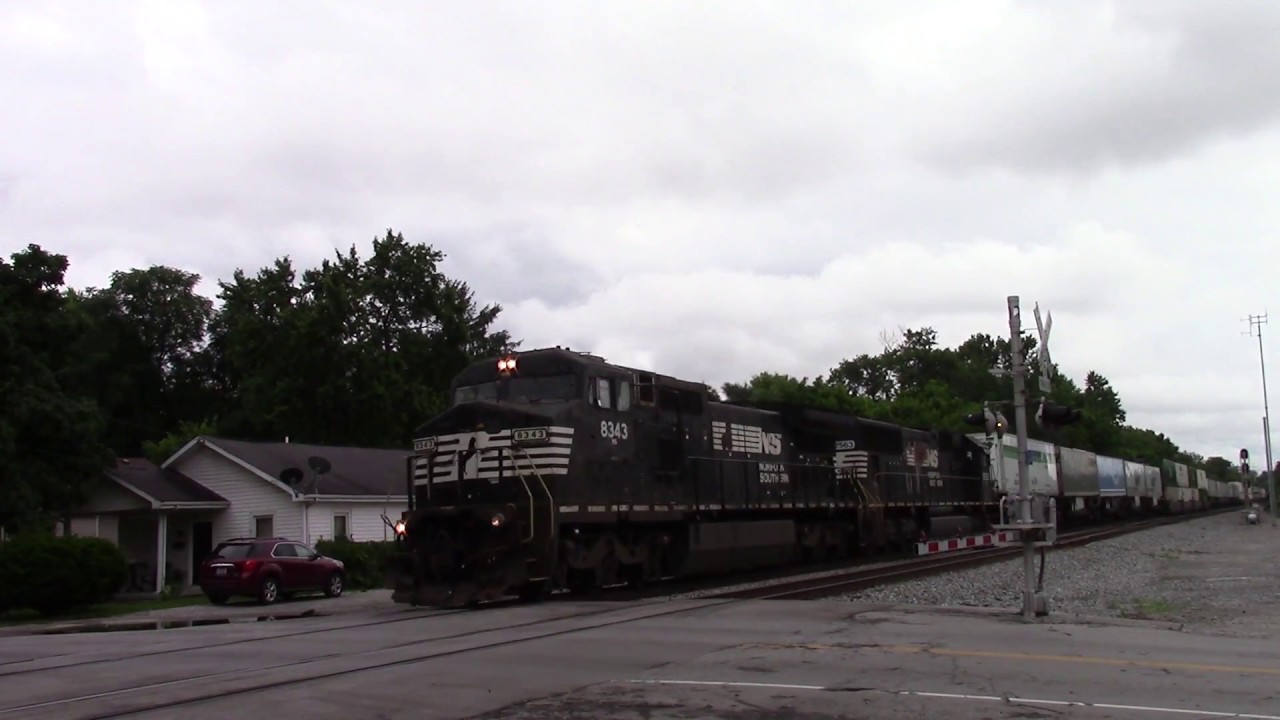 NORFOLK SOUTHERN Former Conrail GE D8-40CW Northbound Intermodal Container Train