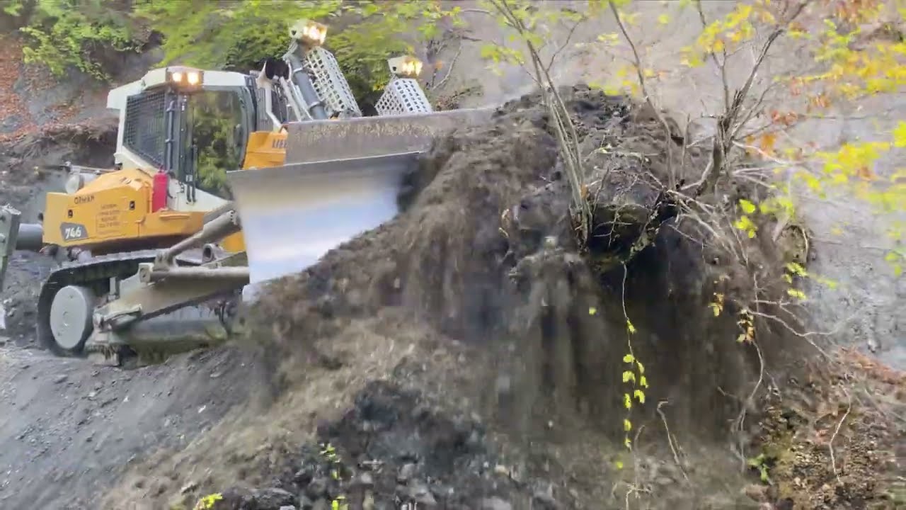 LIEBHERR 746 Dozer ile heyelan atma =3 #liebherr #bulldozer #dozer #işmakinaları #komatsu #keşfet